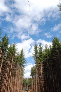 140m hoher Windmessmast im Ebersberger Forst