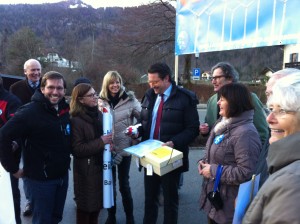 Der Staatssekretär zeigt Verständnis Dr. A. Scheuer signalisiert Unterstützung und bedankt sich für das Geschenk